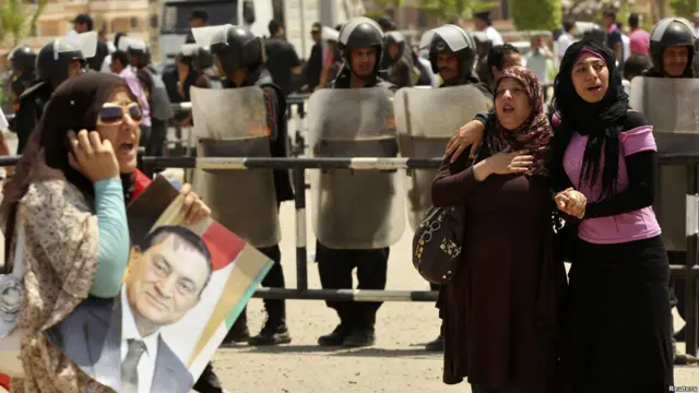 هواداران حسنی مبارک در برابر محوطه دادگاه