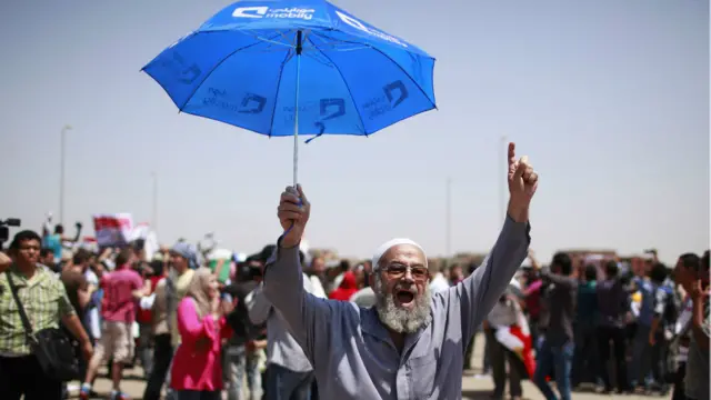 ابراز شادمانی از صدور حکم حبس ابد برای مبارک در برابر دادگاه