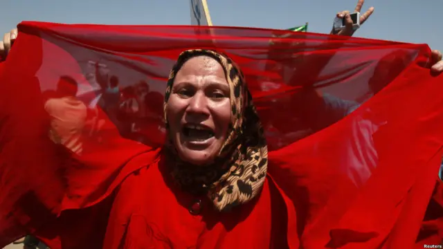 در برابر دادگاه، و پس از قرائت حکم، خانواده‌های کشته‌شدگان ناآرامی‌ها، به ابراز شادمانی پرداختند