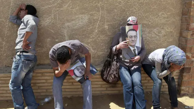 طرفداران حسنی مبارک پس از شنیدن رای، احساسات خود را به نمایش می‌گذارند