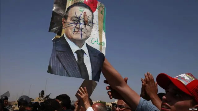 حسنی مبارک، یازده فوریه ۲۰۱۱ پس از تقریبا سی سال حکومت، از سمت خود کناره گیری کرد