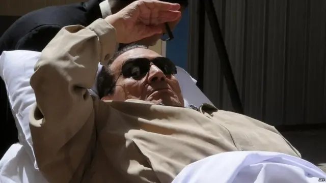 حسنی مبارک، رئیس‌جمهوری سابق مصر در دادگاه رسیدگی به اتهاماتش، به حبس ابد محکوم شد