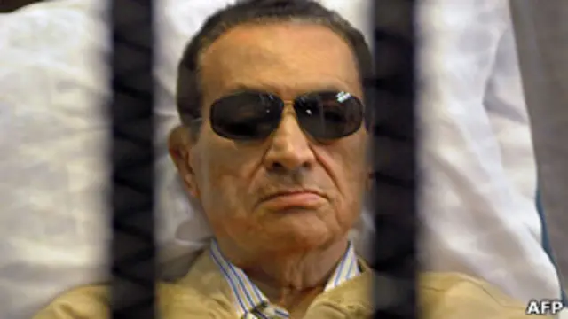 Hosni Mubarak durante su juicio