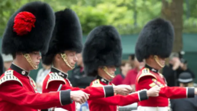 د برتانيا ملکه ډېر واک نه لري. پرېکړي د پارلمان او لومړي وزير په لاس کې وي او د ملکې رول زياتره سمبوليک دی.