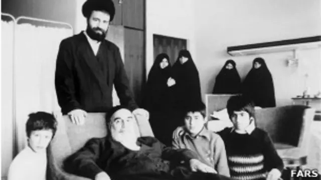 مراسم حکم تنفیذ ریاست جمهوری ابوالحسن بنی صدر، اولین رئیس جمهور ایران، به دلیل بستری بودن آیت الله خمینی، در بیمارستان قلب تهران انجان شد