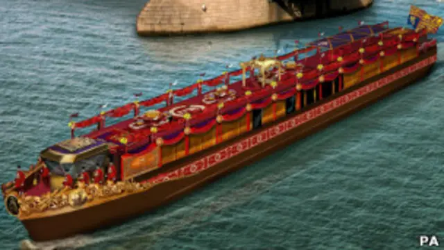 Сув устидаги байрам томошаларини минглаб одамлар томоша қилишади