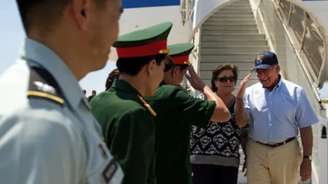 Bộ trưởng Leon Panetta hạ cánh xuống Cam Ranh