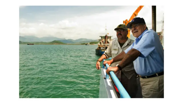 Bộ trưởng Quốc phòng Mỹ Leon Panetta bắt đầu chuyến công du đầu tiên tới Việt Nam bằng cuộc thăm kéo dài bốn tiếng đồng hồ ở cảng Cam Ranh.