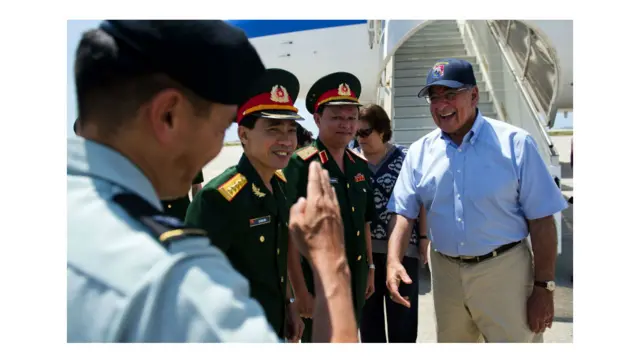 Ông Panetta đã hạ cánh xuống Cam Ranh vào sáng Chủ nhật 3/6, ngay sau khi rời diễn đàn an ninh khu vực Đối thoại Shangri-La ở Singapore.