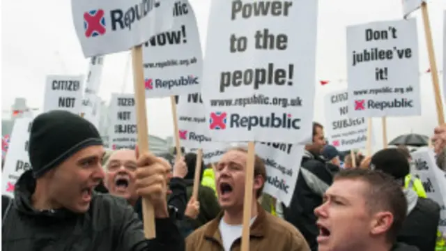 Bir grup gösterici, 'iktidarın halka verilmesini' talep etti.