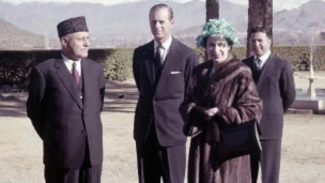 د برتانیا ملکه الزابت او د هغې مېړۀ، شهزاده فېلپ د سوات د پخواني حکمران ميان گل جهانزېب سره 