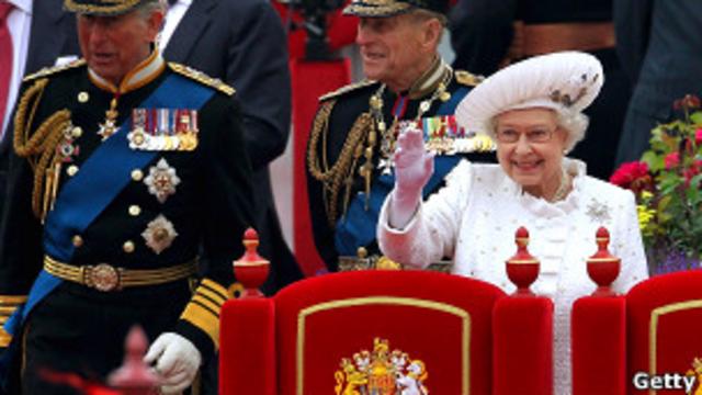 Королева Елизавета II, герцог Эдинбургский и принц Уэльский на барже во время речной процессии по случаю Бриллиантового юбилея восшествия на престол