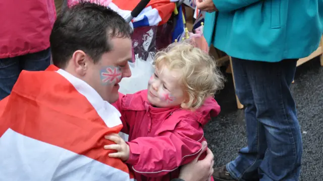 伦敦市中心皮卡迪利参加聚会的父女