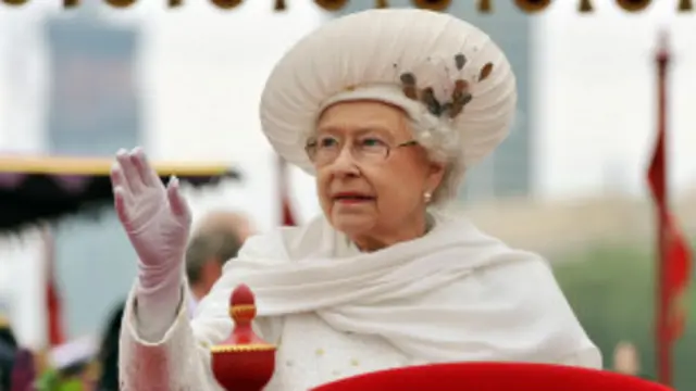 Kraliçe Elizabeth halkı gemiden selamladı.