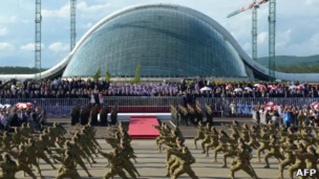 Солдаты перед новым зданием парламента Грузии в Кутаиси