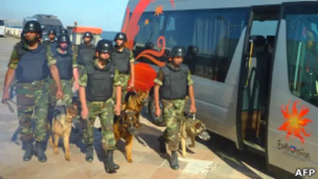 Азербайджанские полицейские с собаками