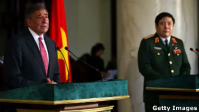 美國國防部長帕內塔，越南國防部長馮光青