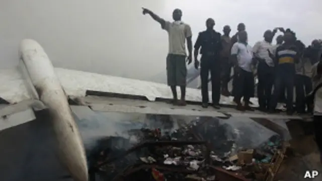 На месте крушения самолета собралась толпа в несколько тысяч человек