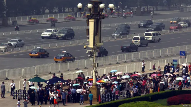 Turis antri untuk masuk ke Lapangan Tiananmen