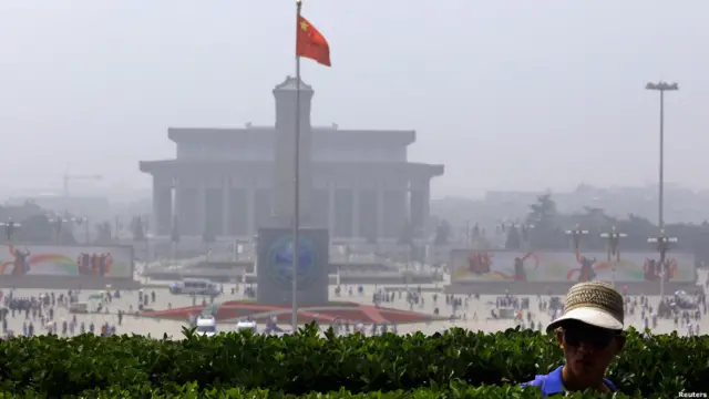 Polisi berpakaian preman