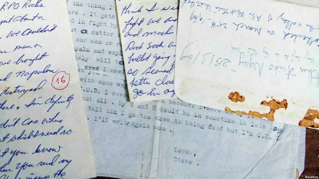 Cuộc trưng bầy chung giữa các nhóm công tác tìm kiếm POW/MIA cũng giới thiệu tư liệu, thư từ của binh sỹ Mỹ tử nạn. Trong hình là những lá thư của Trung sỹ Mỹ Steve Flaherty thiệt mạng năm 1969. 