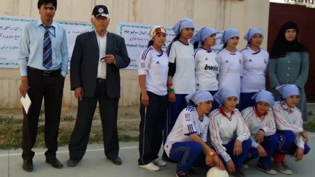 په هغه لوبه كې چې نن سهار د كابل ښار په سوريا لېسه كې د بي بي مهرو او محمد آصف مايل د نجونو ښوونځيو ترمنځ وشوه بي بي مهرو لېسې وكولاى شول په ستر توپير سياله لوبډله له مخې لېرې كړه او په دې توګه يې د سياليو نيمه پايلوبې ته لار ومونده.