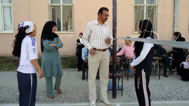 د بي بي مهرو ښوونځي د واليبال لوبډلې سرټيمه برېښنا شېرزۍ چې هممهال د هېواد د واليبال د نجونو په لوبډله كې هم لوبيږي وايي، دغه ډول سيالۍ د لوبېدونكو نجونو وړتياوې ډېروي او په دې توګه يې را روانې سيالۍ پر وړاندې آسانه كوي. 