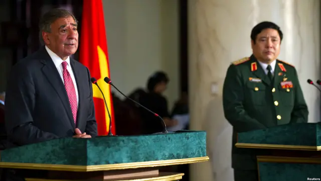 Trước đó, ở một buổi họp báo, ông Leon Panetta không bình luận về việc bán vũ khí, nhưng nói “trợ giúp” cho Việt Nam sẽ đi kèm điều kiện, trong đó có nhân quyền.