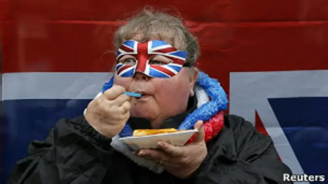 吃炸薯条的英国妇人