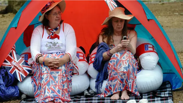 Женщины в палатке перед концертом у Букингемского дворца.