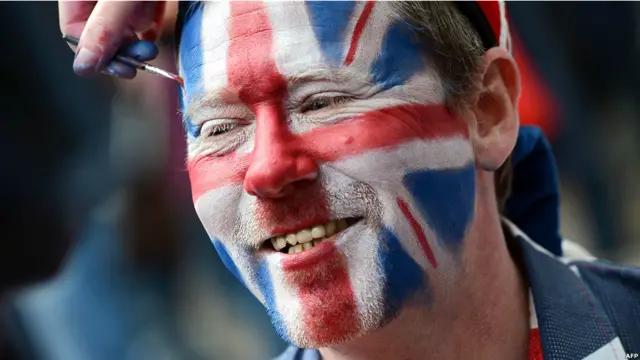 Британский флаг на лице одного из зрителей. 