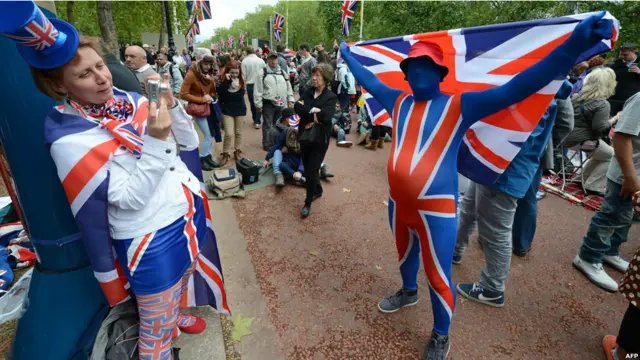 Мужчина в костюме в виде британского флага