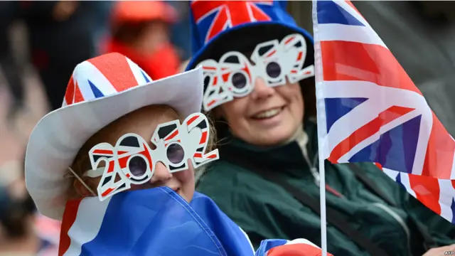 Зрители в очках, раскрашенных как флаг Британии. 