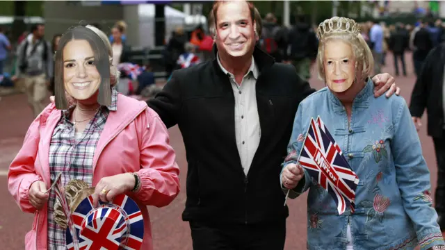 Люди в масках членов королевской семьи.