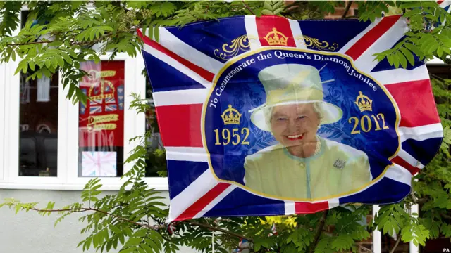 Флаг с портретом королевы.