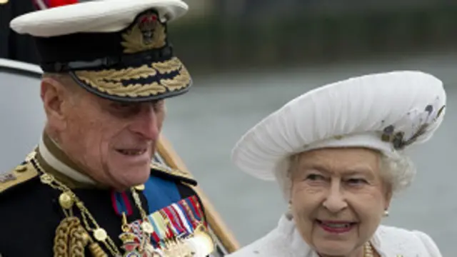 愛丁堡公爵與女王出席了遊船巡禮