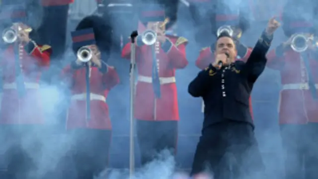 白金汉宫前的演唱