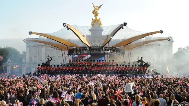 晚会开始的节目是皇家苏格兰卫队演奏的乐曲，下面许多观众从大清早就赶来等待演出
