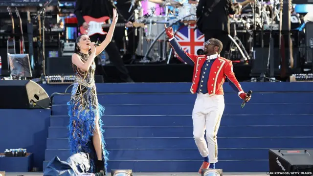来自美国的黑眼豆豆（The Black Eyed Peas） 流行乐队的will.i.am登台同英国女歌手Jessie J一起表演