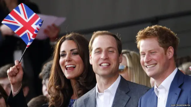 威廉王子，哈利王子和其他王室成员观看了表演。爱丁堡公爵因膀胱感染入院，未能出席音乐会。