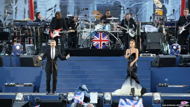 演出由BBC和英国的歌曲作者和歌手Gary Barlow联合主办。这次庆典歌曲的官方指定作曲者Gary Barlow同英国女星Cheryl Cole合唱