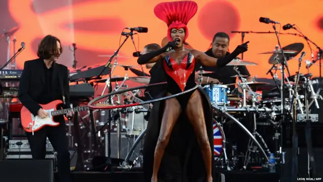 歌手琼斯（Grace Jones）套呼拉圈，以创新时装风格演唱《节奏奴隶》