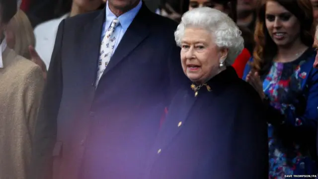 英国女王在演出开始90分钟后，英国夏令时晚上九点在王室观礼席入座