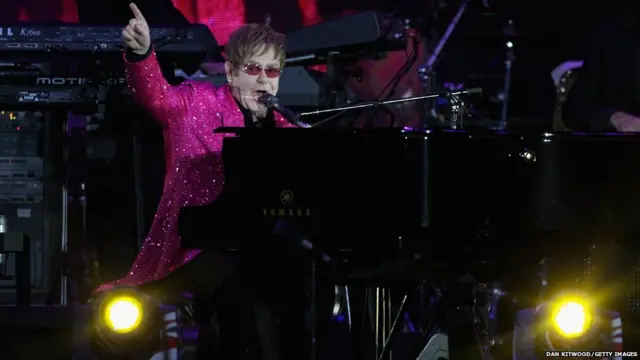 老牌歌星艾尔顿·约翰演唱了Crocodile Rock和Your Song等脍炙人口的名曲 