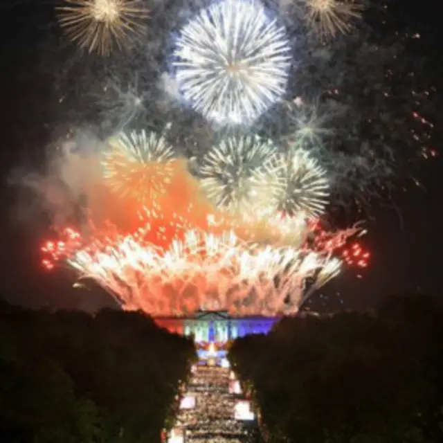 白金汉宫前的焰火