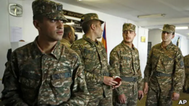 Азербайджанские и армянские военные обвиняют друг друга в диверсионных вылазках