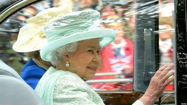 在圣保罗大教堂举行的隆重感恩仪式是英女王登基60周年的钻禧庆典的“压轴戏”。
