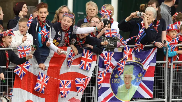 圣保罗大教堂外以及从白金汉宫到圣保罗大教堂的街道两旁，挤满了围观的民众。他们挥舞着英国国旗、在女王车队经过时高呼“天佑女王。” 