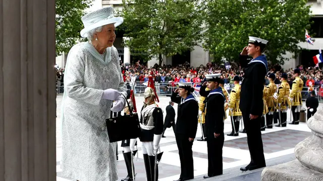 女王抵达圣保罗大教堂门口，受到仪仗队和乐队的欢迎。