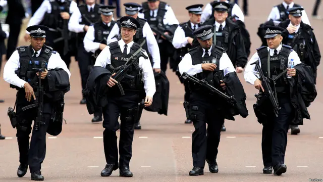 伦敦警方出动大批警力，以确保周二的感恩仪式顺利进行。